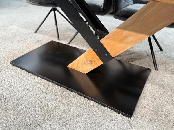 Eleganter-Tisch-mit-schweizer-Kante-Massivholztisch