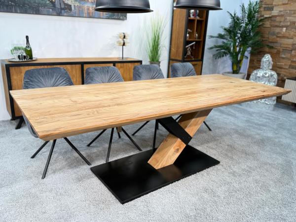 Eleganter-Tisch-mit-schweizer-Kante-Massivholztisch