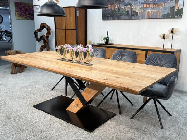 Eleganter-Tisch-mit-schweizer-Kante-Massivholztisch