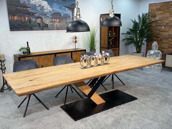 Eleganter-Tisch-mit-schweizer-Kante-Massivholztisch