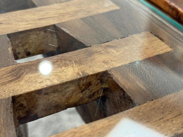 Massiver runder Couchtisch Baumstamm mit Metallgestell
