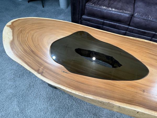 Massiver Couchtisch Baumstamm mit Metallgestell