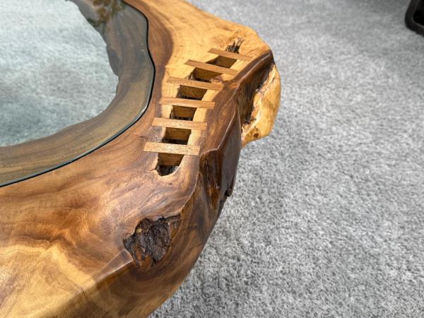 Massiver runder Couchtisch Baumstamm mit Metallgestell