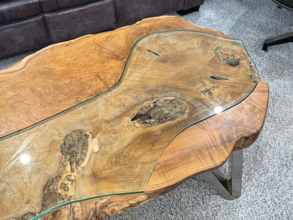 Detailansicht eines Wohnzimmertischs aus Suar-Holz mit Metallbeinen.