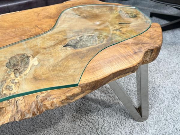 Detailansicht des Wohnzimmertischs LAKESIDE aus Suar-Holz.