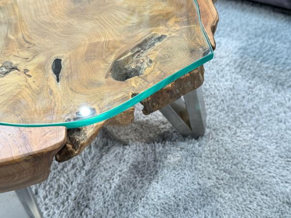 Detailaufnahme eines Wohnzimmertischs aus Suar-Holz mit Glaseinsatz.