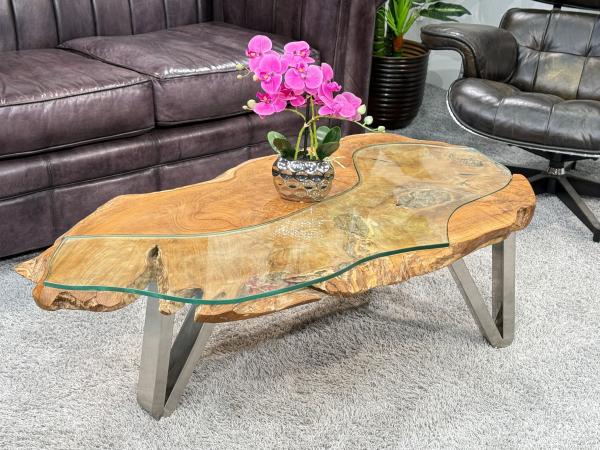 Wohnzimmertisch aus Suar-Baumstamm, 120x60x39 cm, mit Metallbeinen.