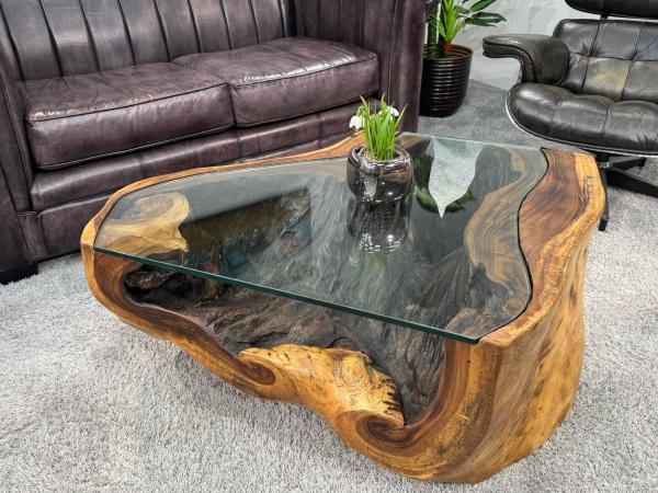 Wohnzimmertisch aus Suar-Baumstamm mit Metallbeinen.