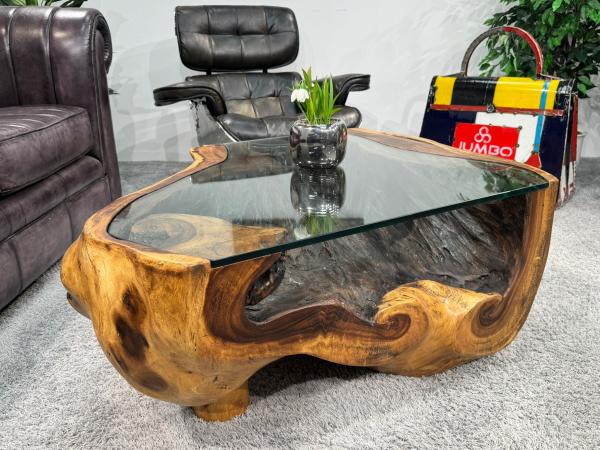 Wohnzimmertisch aus Suar-Baumstamm, oval, Glasdetail.