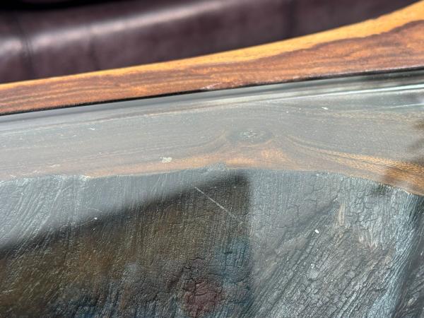 Wohnzimmertisch aus Suar-Holz mit Glasplatte, Detailansicht.