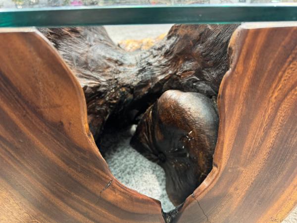 Nahaufnahme eines Suar-Holztisches mit Glaseinsatz.