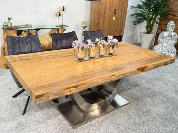 Rechteckiger Teakholz-Esstisch mit Edelstahlgestell.