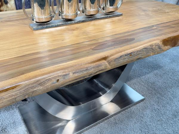 Teakholz-Esstisch mit Edelstahl-Halbmondgestell