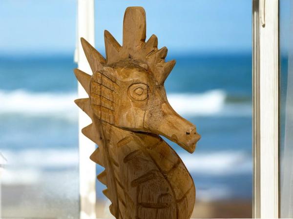 Handgeschnitzte Holzdeko Figur Seepferdchen
