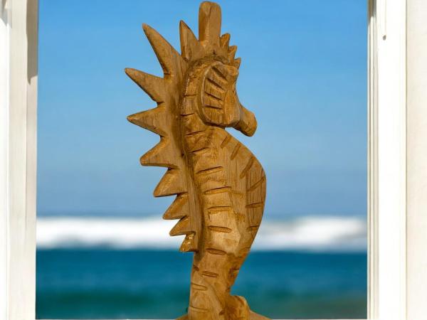 Handgeschnitzte Holzdeko Figur "Seepferdchen" ca. H31,5 x B9 x T9 cm ähnl. Abbildung