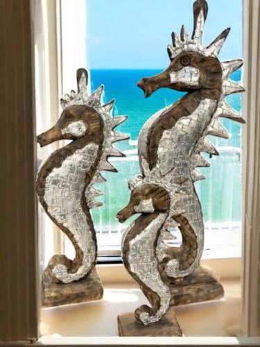 "Seepferdchen " aus Teakholz mit Applikationen aus Aluminium (Größe L, Höhe ca. 100 cm)