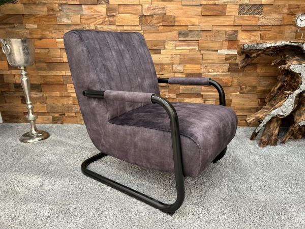 Loungsessel mit Armlehne und schwarzem Gestell