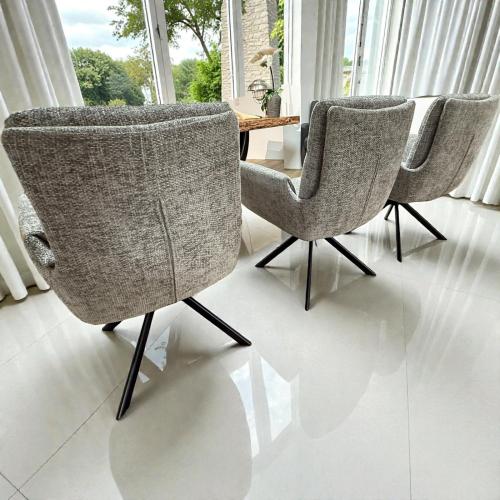 Drehbarer Stuhl mit Armlehne und Drehfunktion