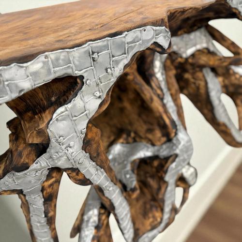 Sideboard aus einer Baumwurzel mit Aluminium