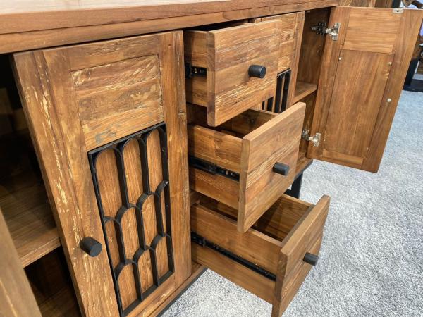Sideboard / Anrichte "Castle" 152 x 53 x 88,5 cm aus recyceltem Altholz mit Metalldekor und Rohstahlgestell