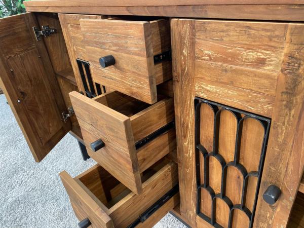 Sideboard / Anrichte "Castle" 152 x 53 x 88,5 cm aus recyceltem Altholz mit Metalldekor und Rohstahlgestell