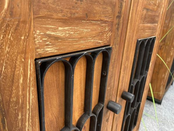 Sideboard / Anrichte "Castle" 152 x 53 x 88,5 cm aus recyceltem Altholz mit Metalldekor und Rohstahlgestell