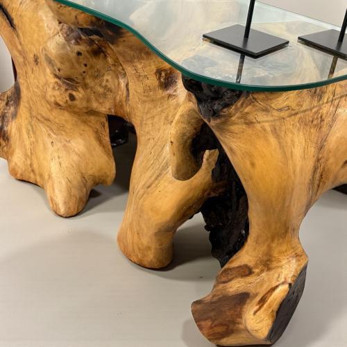 Sideboard aus Suarholz mit Glasplatte