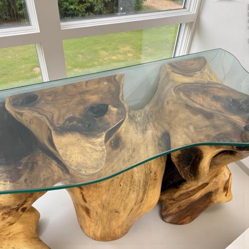 Sideboard aus Suarholz mit Glasplatte