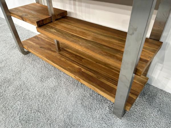 Zeitloses Sideboard aus Holz mit Edelstahl