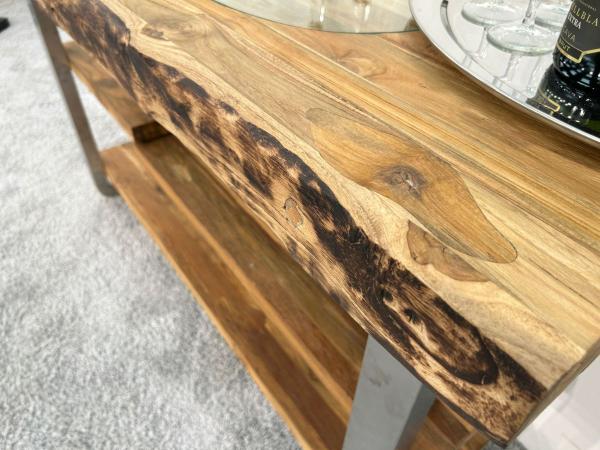 Zeitloses Sideboard aus Holz mit Edelstahl