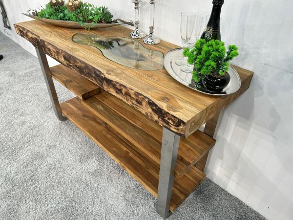 Zeitloses Sideboard aus Holz mit Edelstahl