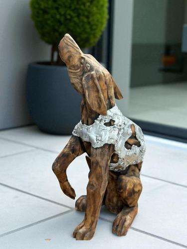 Skulptur Holzfigur Hund mit Aluminium