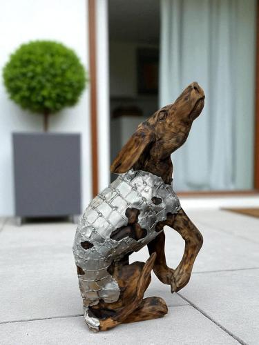 Skulptur Holzfigur Hund mit Aluminium