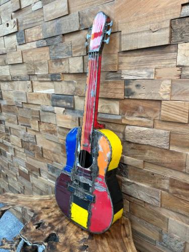 Skulptur Gitarre aus recyceltem Metall