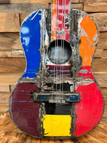 Skulptur Gitarre aus recyceltem Metall