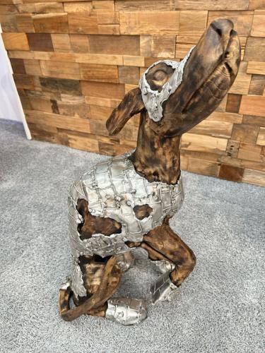 DER TISCHONKEL :: Skulptur Sitzender Hund aus Altholz mit Aluminium