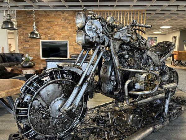 Skulptur Motorrad im Industriedesign aus recyceltem Metall