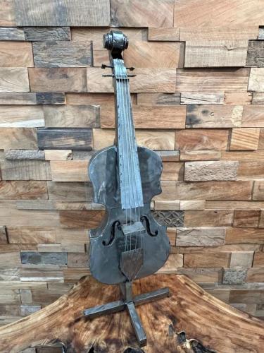 Skulptur Violine aus recyceltem Metall