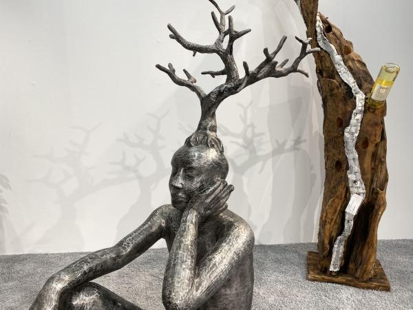 Skulptur aus Aluminium Mann mit Baum