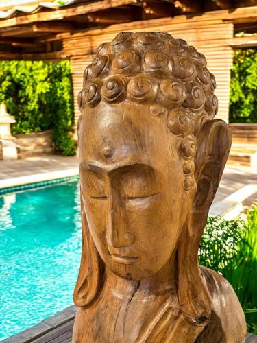 Dekoration Aufsteller "Geschnitzte Figur" aus einem Teak Baumstamm ca. H195 x B40 x T55 cm