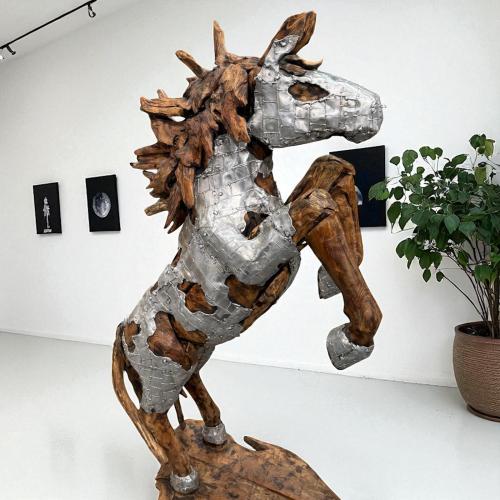 Skulptur steigenes Pferd aus Holz Lobby Hotel Eingangsbereich Dekoration