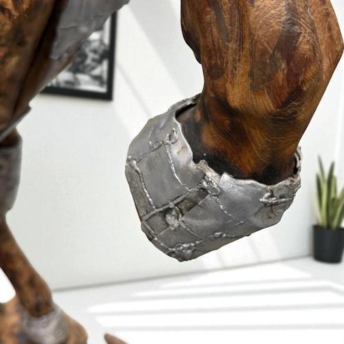 Skulptur steigenes Pferd aus Holz Lobby Hotel Eingangsbereich Dekoration