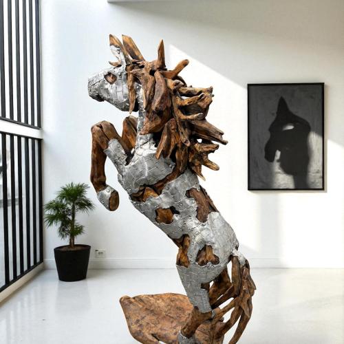 Skulptur steigenes Pferd aus Holz Lobby Hotel Eingangsbereich Dekoration