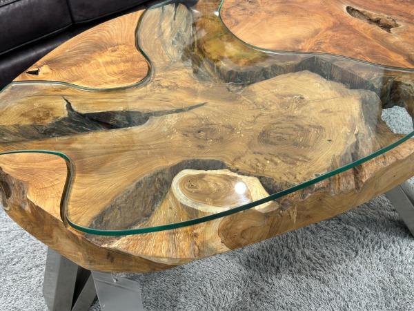 Sofatisch aus einem massiven Baumstamm