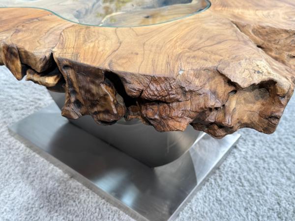 Einmaliger Couchtisch aus Baumscheiben mit Halbmondfuss