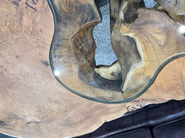 Einmaliger Couchtisch aus Baumscheiben mit Halbmondfuss