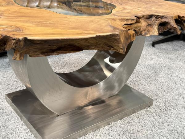 Einmaliger Couchtisch aus Baumscheiben mit Halbmondfuss