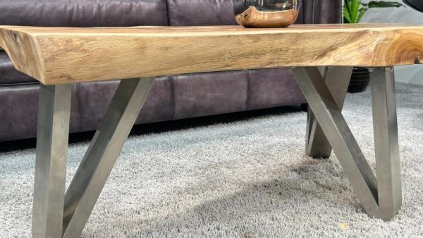 Runder Sofatisch aus Teakholz mit Glasplatte, Vase mit Blumen.