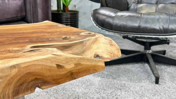 Teakholz-Sofatisch mit Metallbeinen und Glasdetails.