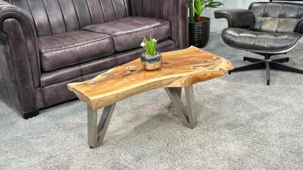 Ovaler Sofatisch aus Teakholz mit Glasplatte, ca. 113 x 52 x 38 cm.